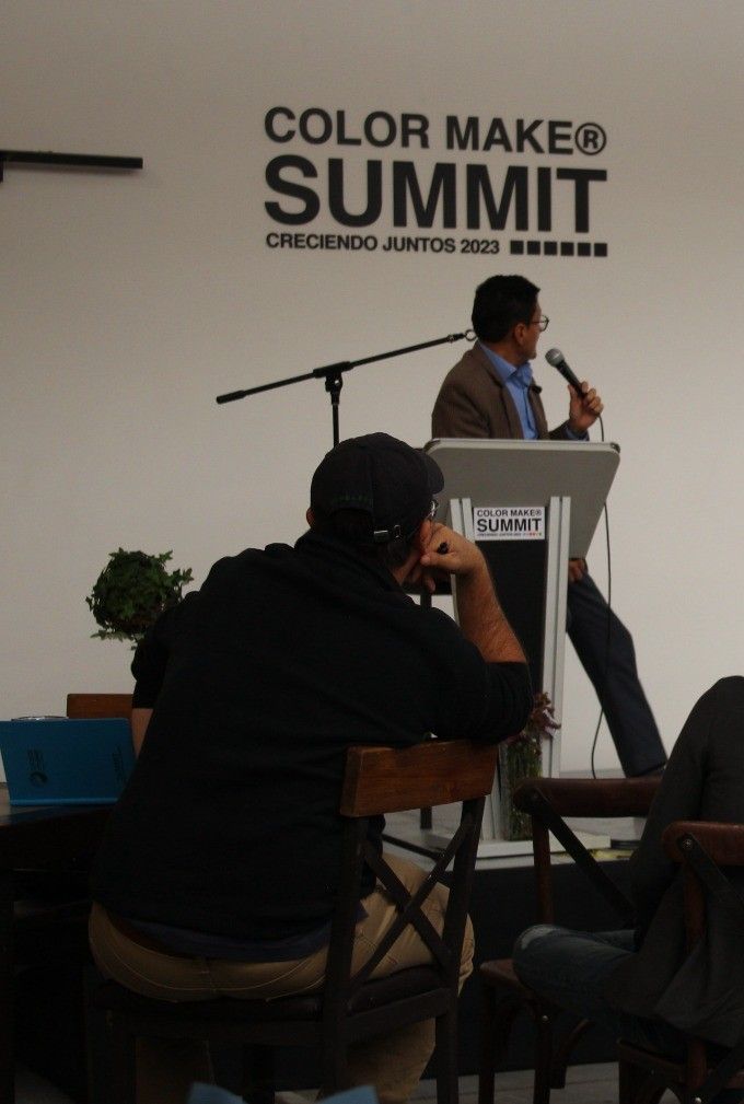 Henry Flores en el podio del Color Make Summit «Creciendo Juntos» 2023