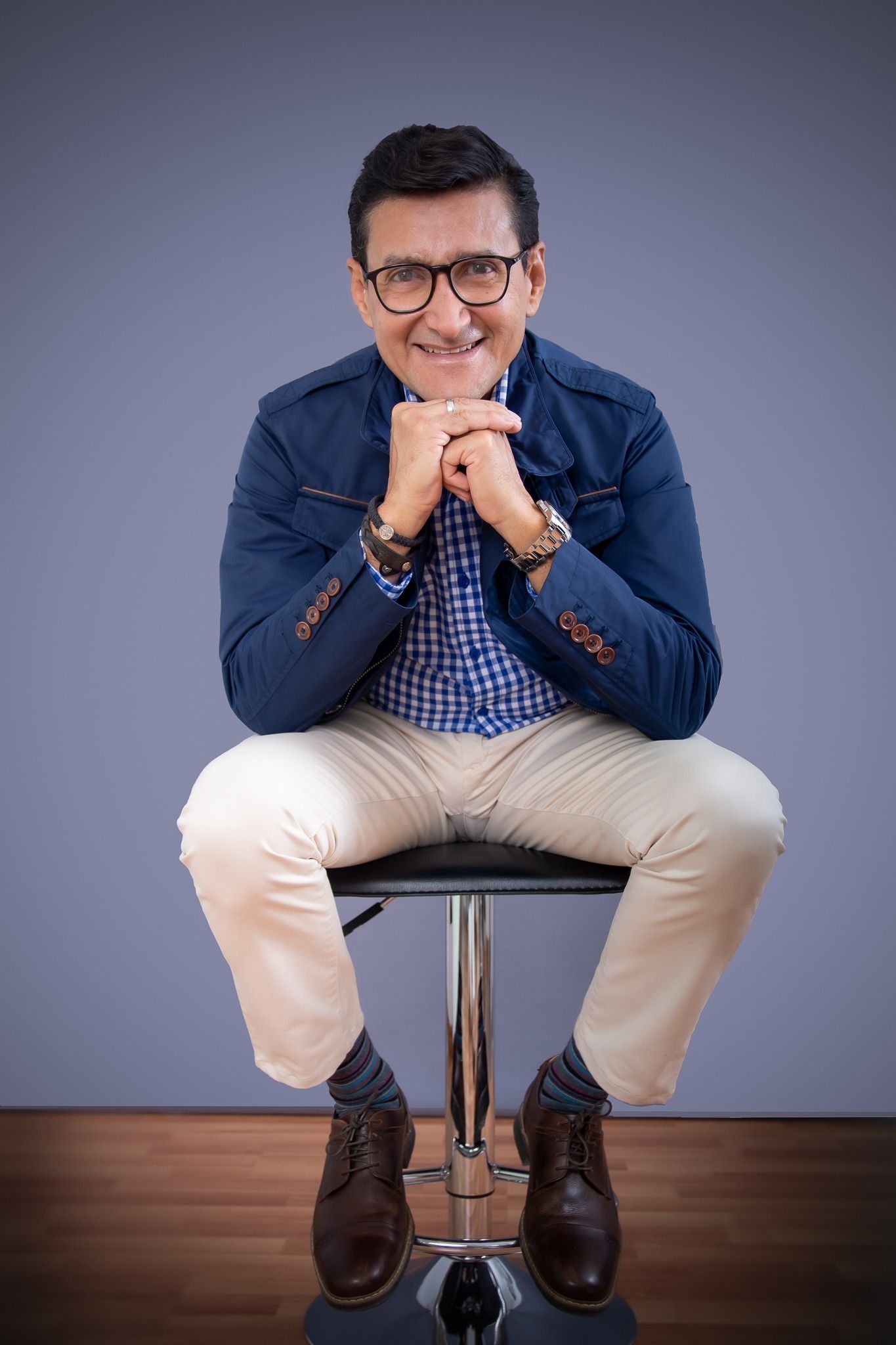 Henry Flores sonriendo