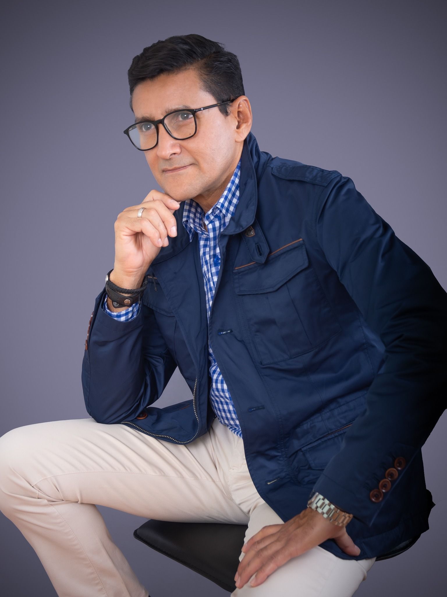 Henry Flores, con chaqueta azul, en actitud reflexiva