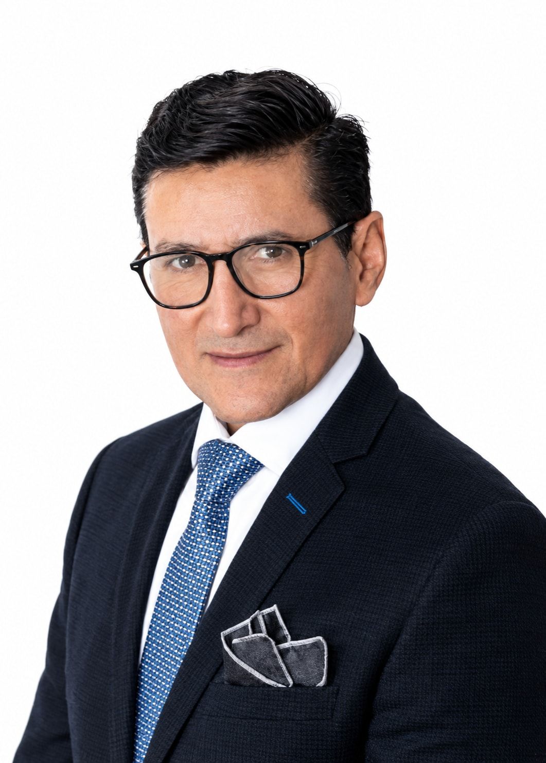 Henry Flores con traje oscuro